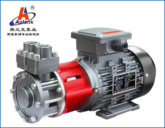 泵浦簡介：該款泵浦為磁力驅動式超高溫旋渦泵，移送循環(huán)介質為不含顆粒、纖維的液體（水、導熱油、乙二醇）等。泵浦外觀精美、振動小、噪音低、應用于循環(huán) 350℃以內高溫導熱油，循環(huán) 180℃以內熱水。2.應用領域：精密超高溫模溫機、皮革滾輪加熱設備、反應釜保溫等行業(yè)。