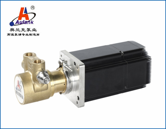 VP 系列葉片泵主要由增壓室、葉片、轉(zhuǎn)子、泵體、電機(jī)等部件組成，可根據(jù)使用需求，選配不銹鋼、黃銅作為泵體材質(zhì)；單相、三相、防爆、變頻作為驅(qū)動(dòng)電機(jī)。循環(huán)介質(zhì)為不含顆粒、纖維的水、乙二醇、甲醇、導(dǎo)熱油等。產(chǎn)品具有可自吸、高揚(yáng)程、小流量、結(jié)構(gòu)精密、體積小、噪音低、外觀精致等特點(diǎn)。2.應(yīng)用領(lǐng)域：適用于激光設(shè)備冷卻、等離子切割機(jī)、X 射線和醫(yī)用激光冷卻系統(tǒng)、實(shí)驗(yàn)室設(shè)備冷卻循環(huán)、高壓清洗設(shè)備、反滲透系統(tǒng)等領(lǐng)域。