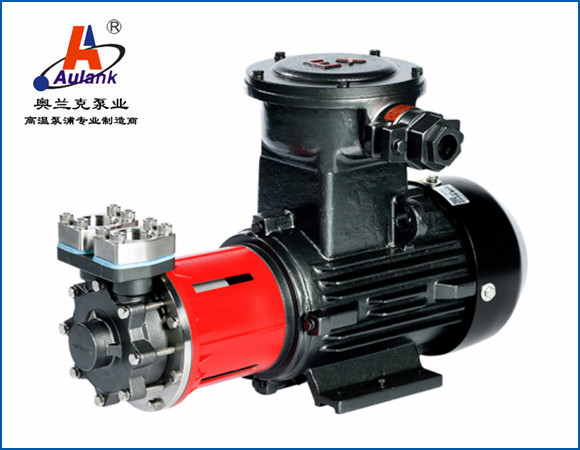 該款泵浦為磁力驅(qū)動式超高溫旋渦/離心泵，移送循環(huán)介質(zhì)為不含顆粒、纖維的液體（水、導(dǎo)熱油、乙二醇）等。泵浦外觀精美、振動小、噪音低、應(yīng)用于循環(huán) 350℃以內(nèi)高溫導(dǎo)熱油，循環(huán) 180℃以內(nèi)熱水。